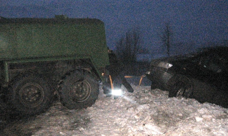 Микроавтобус, который ехал в «Буковель», застрял в снегах