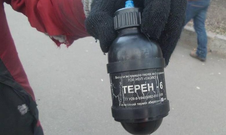 На память о Евромайдане люди тащат домой  даже гранаты