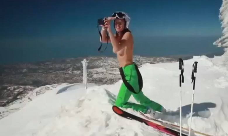 Видео с голой лыжницей вызвало скандал
