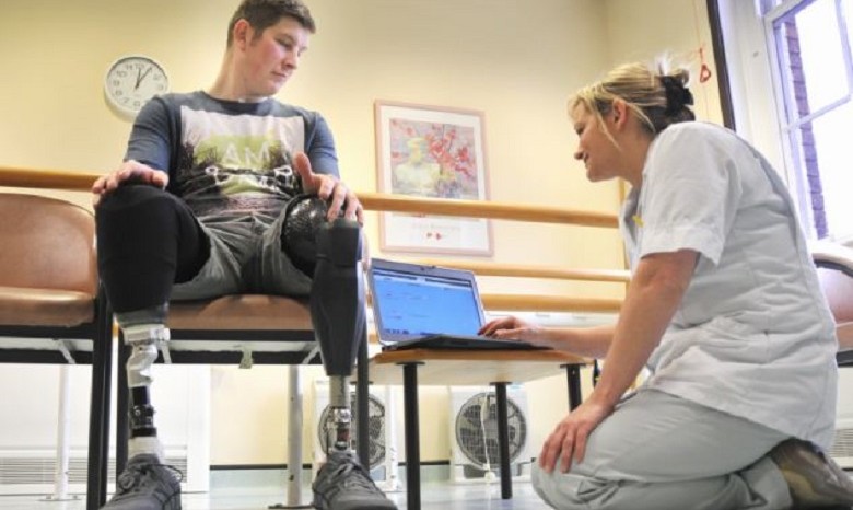 Британскому солдату установили бионические протезы ног
