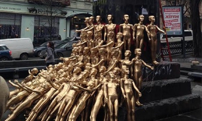 В Киеве показали «Золотую молодежь», а во Львове растаяла баррикада