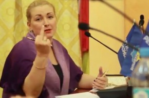Депутат Одесского облсовета «кнопкодавила» и показала средний палец журналистам