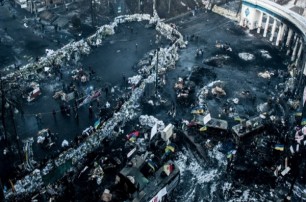 На Грушевского снова зажгли шины, охрана баррикад просит гражданских отойти