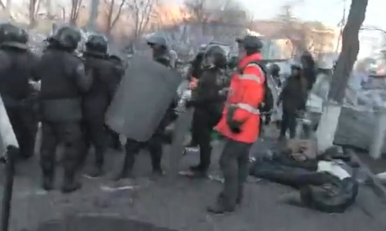 «Беркут» прорвал баррикады майдановцев на Институтской и захватил дворец "Октябрский". Есть жертвы