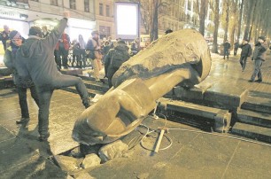 Памятники  Владимиру  Ильичу  падают по  всей стране