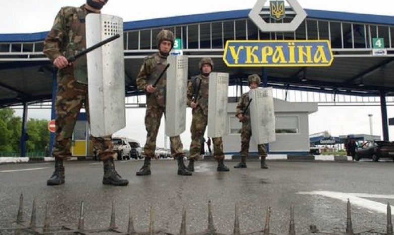 Украинских пограничников в Крыму взяли на прицел