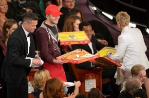Разносчик пиццы получил $1000 чаевых от голливудских звезд