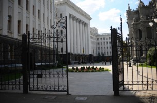 Демонтирован забор возле Администрации президента