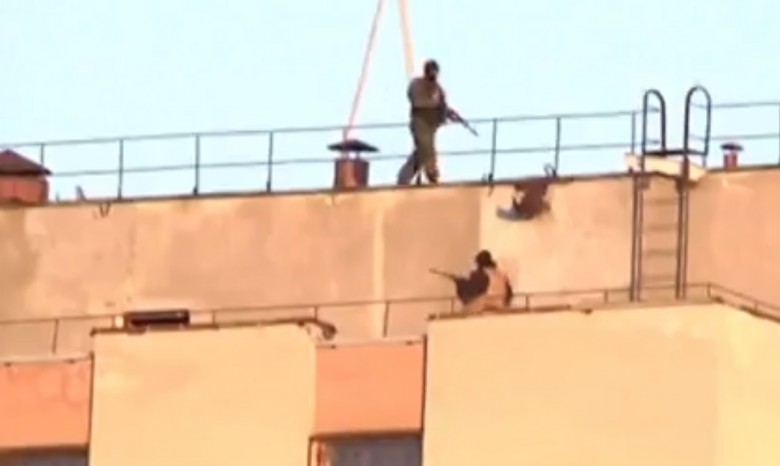 В сети появилось видео стрелков на крыше в Симферополе