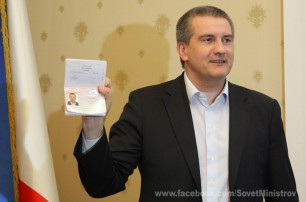 Аксенов получил российский паспорт