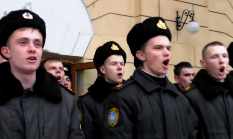 Курсанты академии ВМС пели гимн Украины на поднятии российского флага