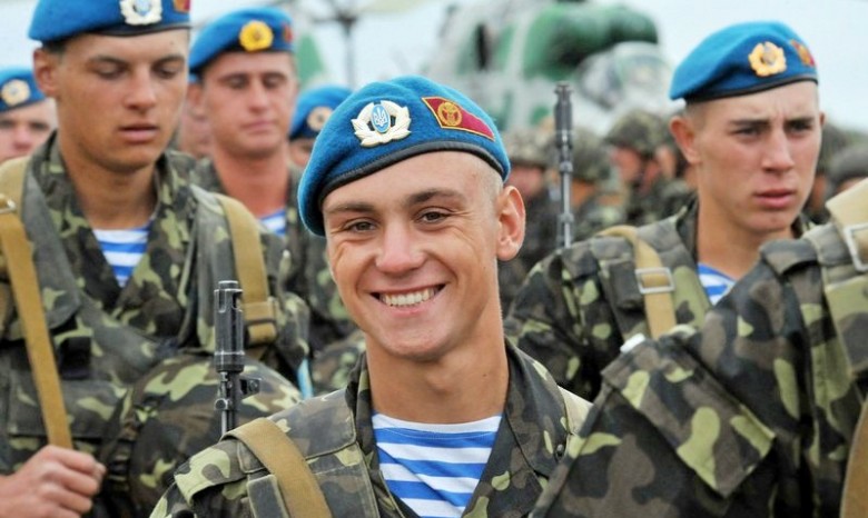 Украинские десантники покидают Крым