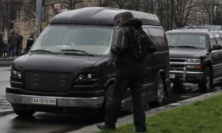 На похороны Сашка Билого Ярош приехал на авто, похожем на внедорожник Януковича