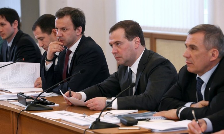 Медведев прилетел в Симферополь развивать Крым