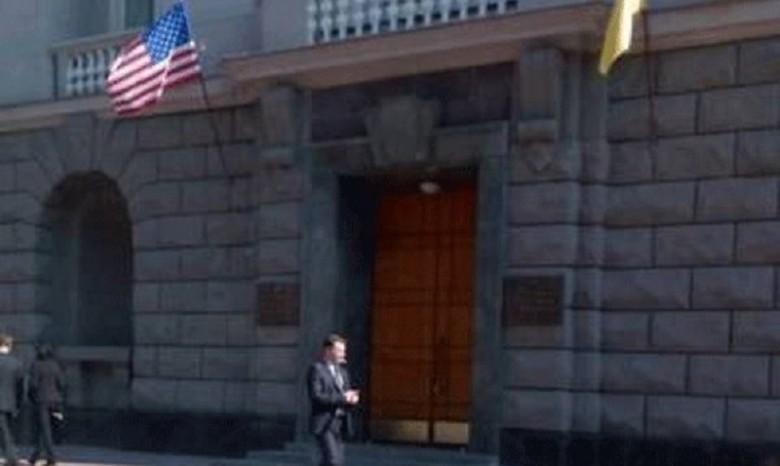 Флаг США реет над Хунтой в Киеве 