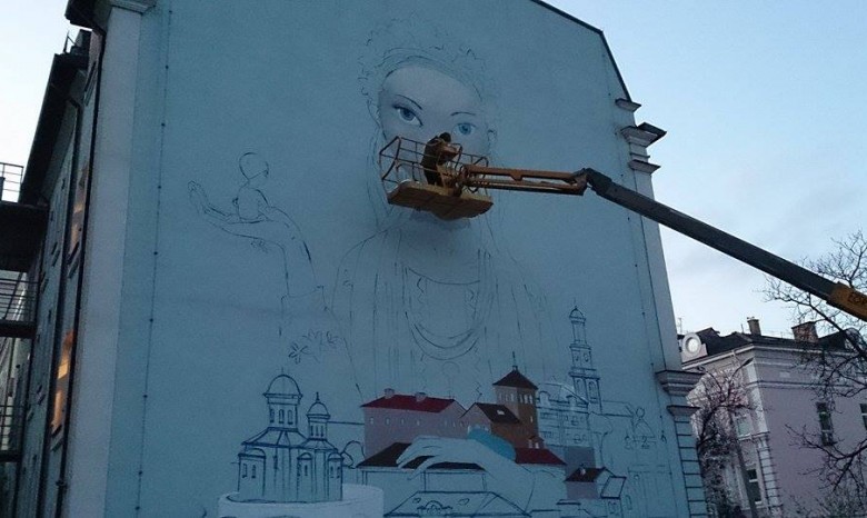 На Андреевском спуске рисуют огромное граффити
