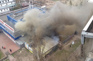 В Киеве горит склад супермаркета «Континент»