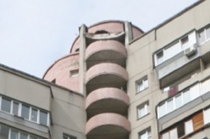 На Троещине в Киеве обрушился балкон 21-го этажа