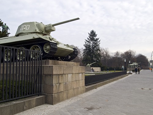 Немецкие СМИ призвали бундестаг убрать Т-34 с мемориала советским воинам