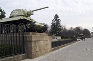 Немецкие СМИ призвали бундестаг убрать Т-34 с мемориала советским воинам