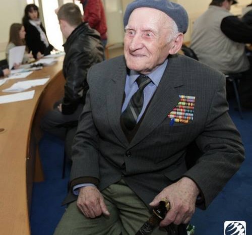 В Днепропетровске 92-летний ветеран пришел записываться в новобранцы