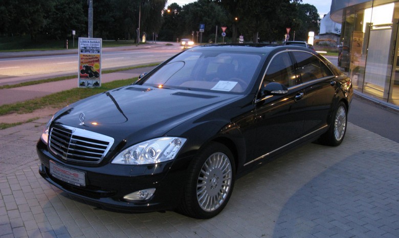Яценюк купил себе Mercedes из правительственного автопарка за полцены - СМИ