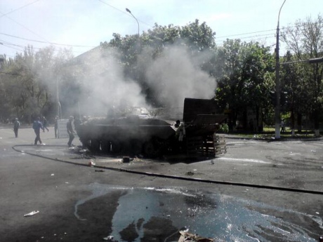 В Мариуполе загорелась захваченная боевиками БМП