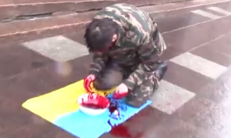 В Санкт-Петербурге активист умылся кровью на флаге Украины