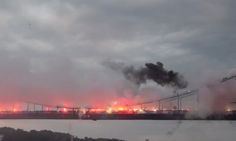 Украинские ультрас зажгли на Пешеходном мосту в Киеве