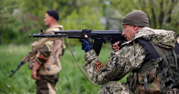 Под Донецком продолжается бой, погибли двое военных - СМИ