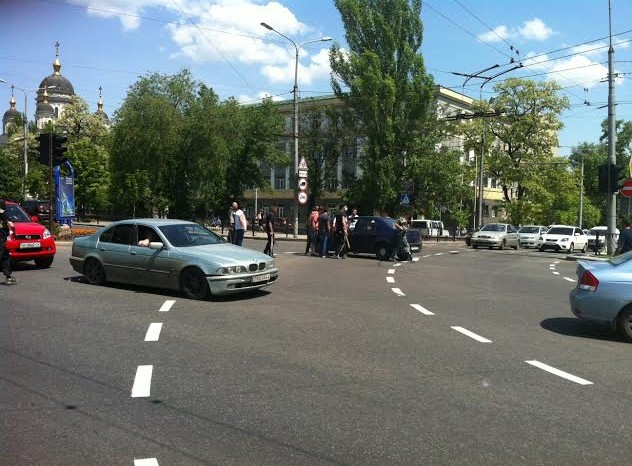 Сторонники ДНР бьют автомобили, сигналящие в поддержку мира