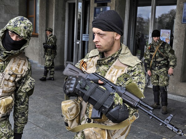 В Донецкой области боевики ДНР перекрыли трассу и подогнали БТР