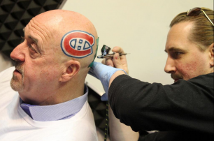 Канадский мэр сделал «тату» с логотипом хоккейного клуба на голове