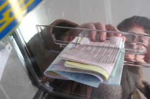 Половина окружных избиркомов на Донбассе не работает