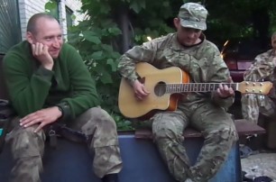 Бойцы Нацгвардии поют песни под залпы минометов в Славянске