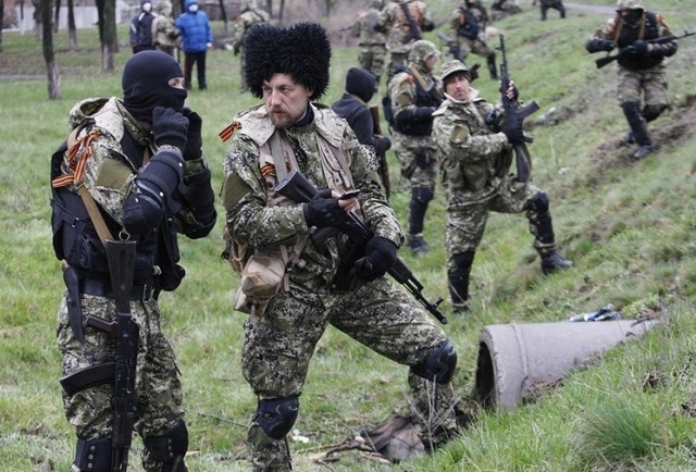 В Свердловске вооруженные люди окружили пограничников, рядом замечены десятки КамАЗов