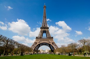 Эйфелеву башню в Париже закрыли для туристов