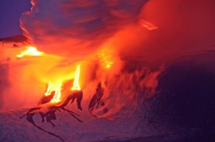 Вулкан Этна опять извергается