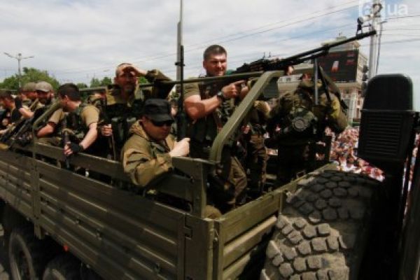 В Артемовске напали на воинскую часть, а в Луганске обстреляли аэропорт