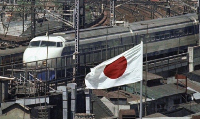 В Японии из-за оползня поезд сошел с рельсов
