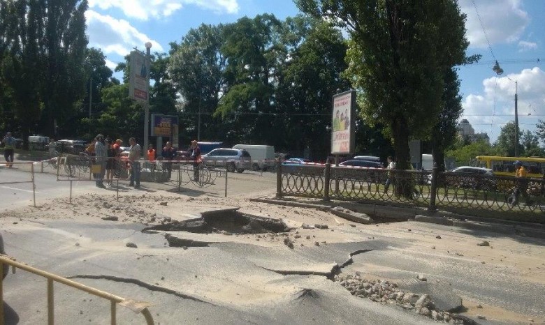 В Киеве на бульваре Шевченко провалился асфальт