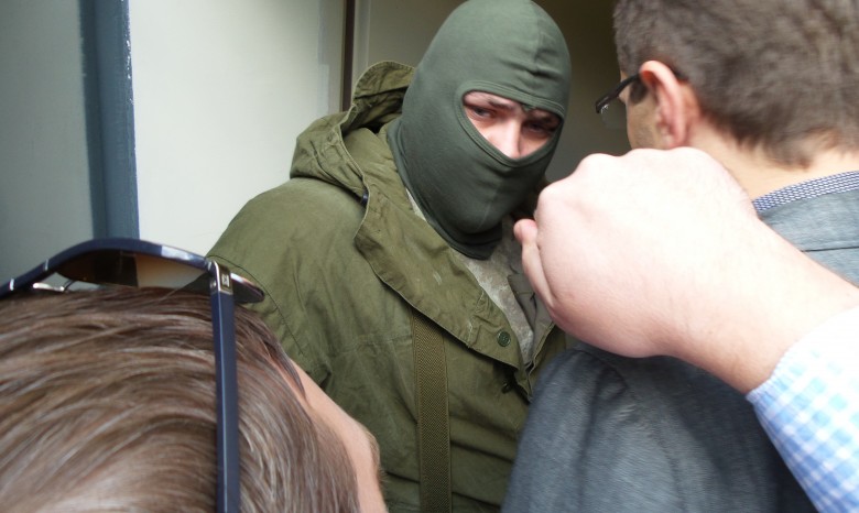 Офисное здание в центре Киева захватили люди в балаклавах