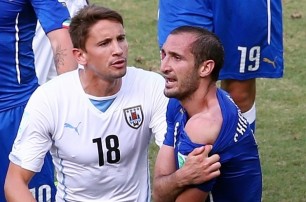 ФИФА займется Суаресом, который покусал итальянского нападающего