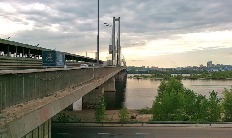 В выходные движение по Южному и Московскому мостам будет затруднено