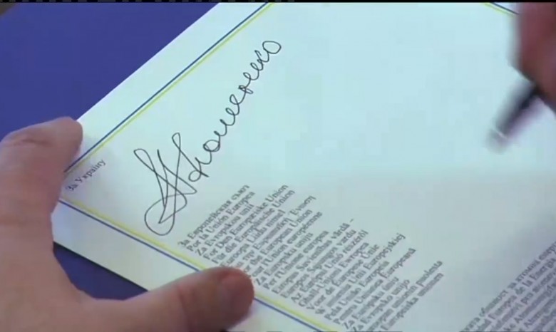 Порошенко подписал ассоциацию с ЕС