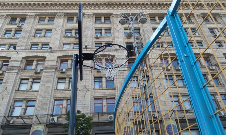 На Майдане установили баскетбольную площадку и туалеты