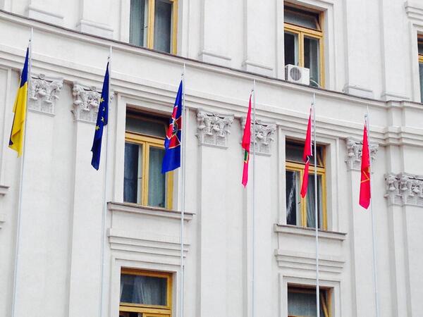 Перед зданием МИД вывесили флаги силовых структур Украины
