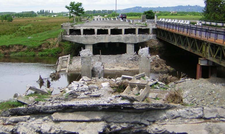 В Луганской области взорвали мост через Северский Донец