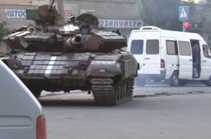 В Краматорске силовики расстреляли из танка заминированный автомобиль (видео)