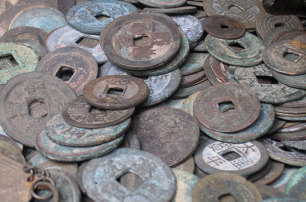 В Японии нашли горшок с 40 тысячами древних медных монет